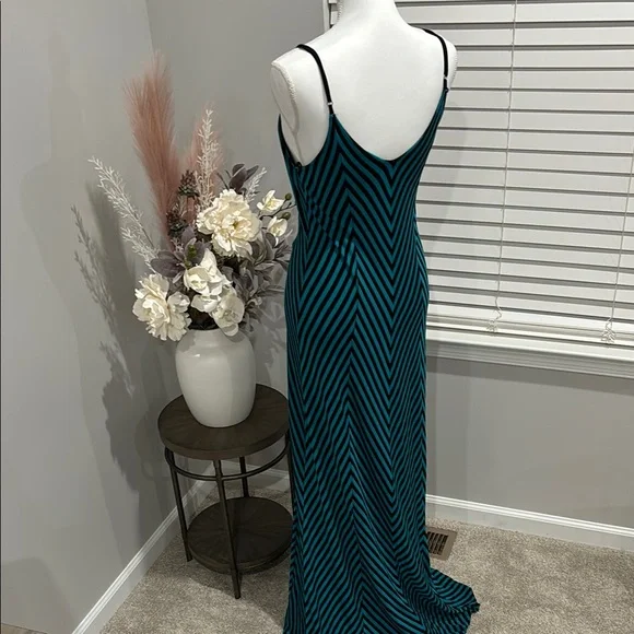 Chevron Teal and Black Slimming Dress - Picture 5 of 7